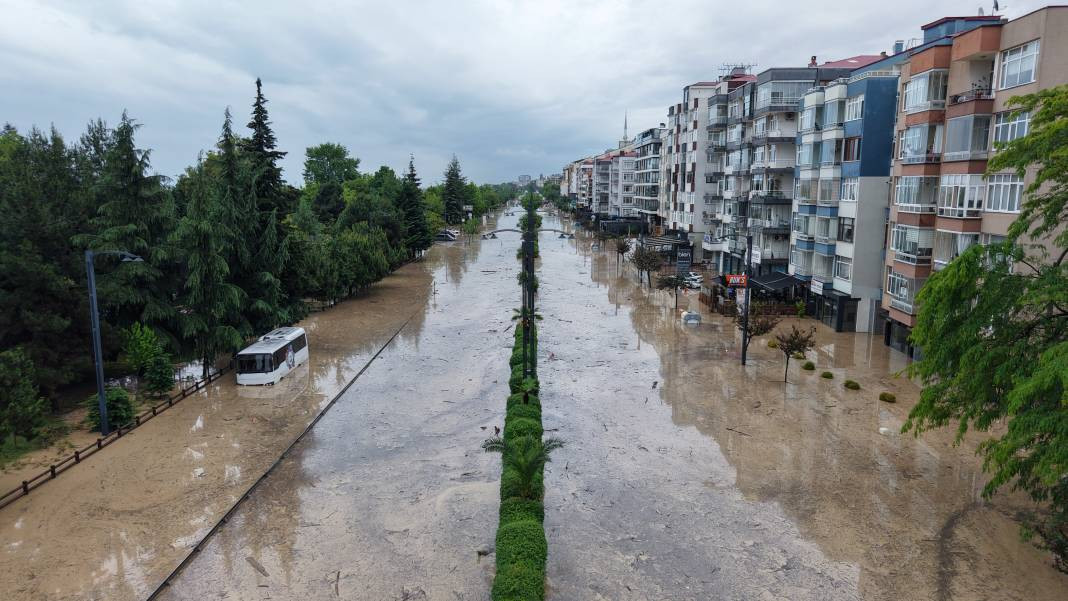 Sel suları Trabzon’u vurdu! Toklu deresi taştı, eski devlet sahil yolu Venedik’e döndü - Resim: 23